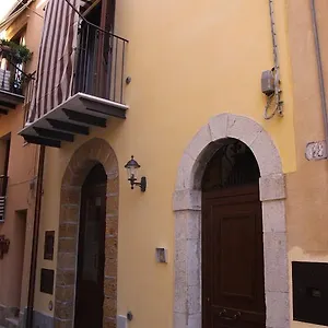 La Finestra Sotto La Rocca Cefalu